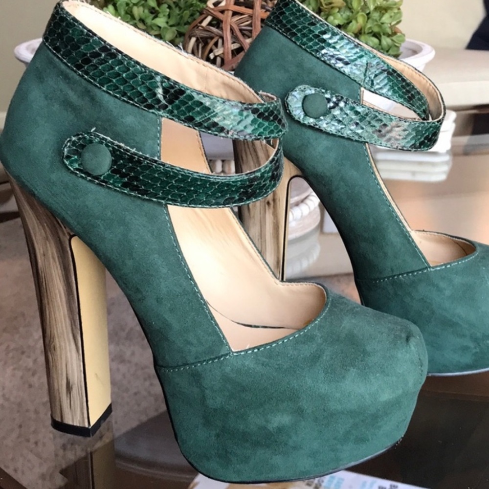 Shoe Dazzle Green Platform Heels